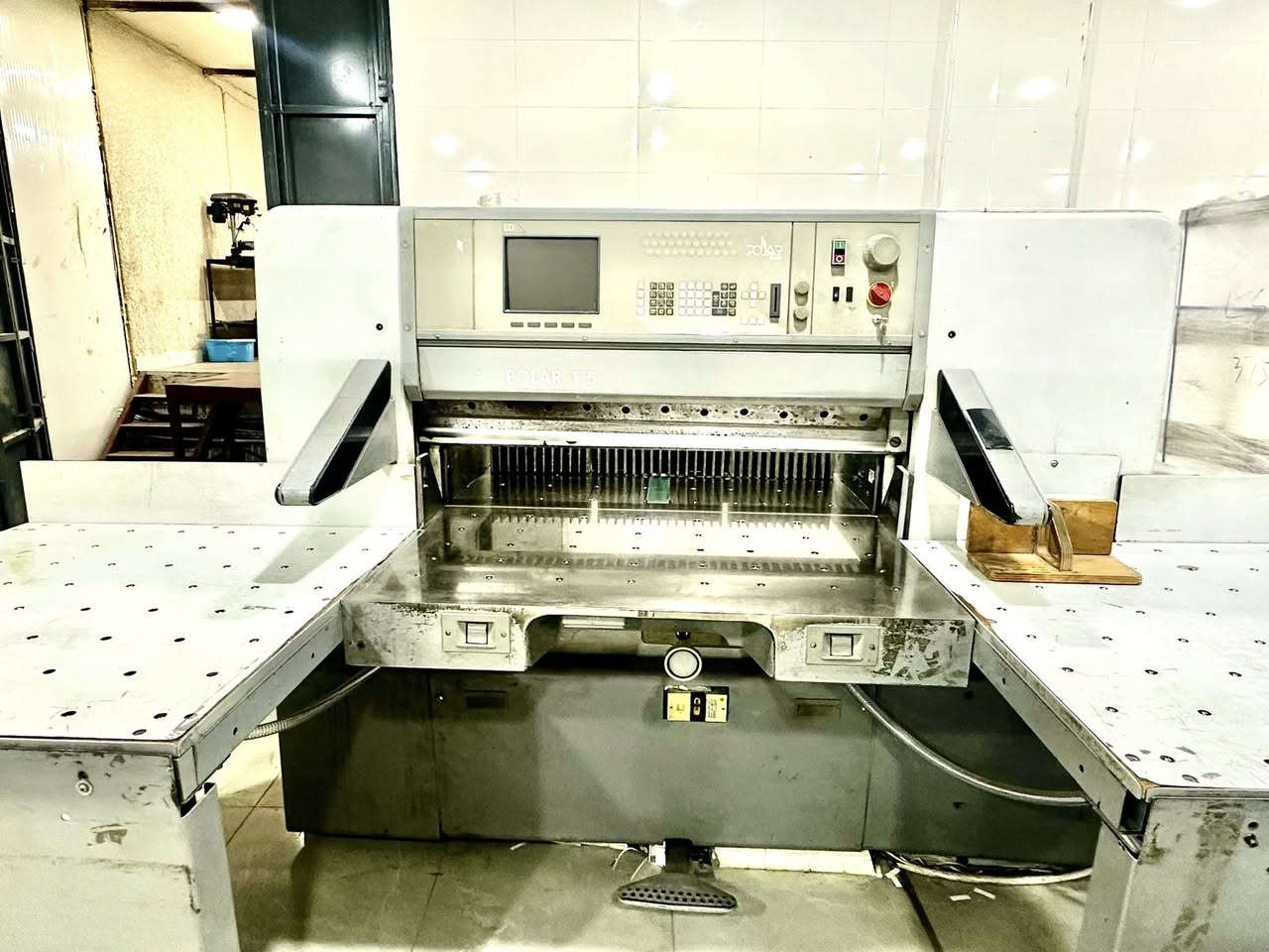 للبيع … 
مقص بولر 115
الماني المنشأ بحاله جيده جداً
سنه الصنع 2002
للاستفسار الاتصال ***********
شارع السعدون
