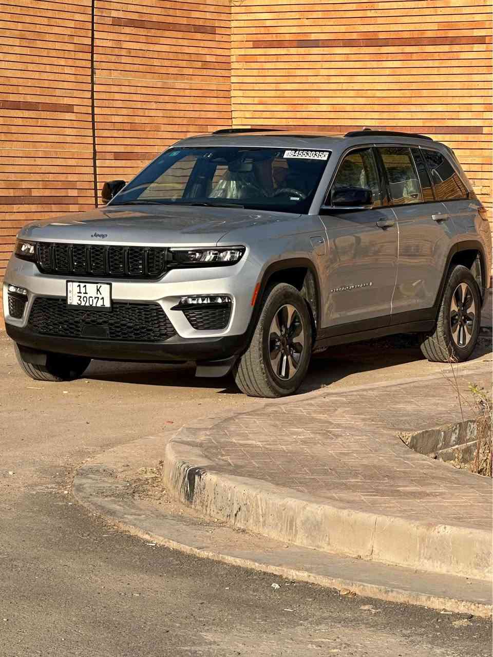 السلام عليكم جيب كراند شيروكي2024 4XE وارد امريكي
           
                 Jeep Grand Cherokee 4Xe 2024 2.0L

         حجم المكينه : 2000  تيربو + هايبرد + بلك ان 

المسافة المقطوعة : 49 الف ميل

حادث السياره : حافت البنيد والجاملغ ودعاميات مبدلات أصليات كله قطع اصليه البنيد بس عدلتها ما ماثره عل سيارة باقي السيارة كلها كفاله وشرط الفحص
                         

          حالة الايرباك : سليمه بدون ايرباك

#مواصفاتها

1.بصمه

2.ستيرن تدفئه

3. تشغيل عن بعد

4.دمام خلفي

5.كشنات جلد

6.كشن السايق ميمري

7.كشنات كهرباء

8.صندوك كهرباء

9.حساسات خلفيه

10. قطع تبريد 

11.اشاير بالمري

12.رادار امامي

13.رادارات 360

14.ثلاث وضعيات قياده

15. بنوراما فتحتين

16. كير ماوس

17. نظام منحدرات

18. هيترات بالكشنات 

19.ويل كب كروم

20.لايتات لد

21.بكلايت لد

22.كشافات

23.بصمة ابواب

#السعر  : اتصل وان شاء الله ما قصر ويا الشراي

تفاصيل اكثر هذا ☎️رقمي *********** تحياتي 

مكاني بغداد الكمالية بغداد, العراق
