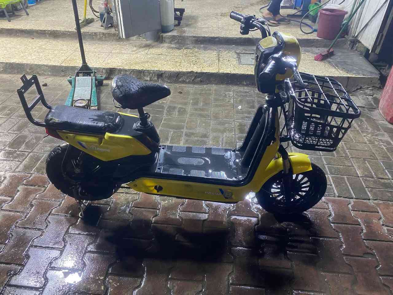 سلام عليكم دراجه شحن للبيع يحتاجله باتريات  وبصمه وتاير خلفي بس السعر125بيه مجال العنوان بغداد مدينه الصدر رقم ***********
