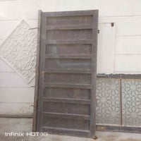 باب خدمي للبيع حديد ثقيل. نوع الحديد شخاطه . فقط يريد صبغ. سعره 75 الف...