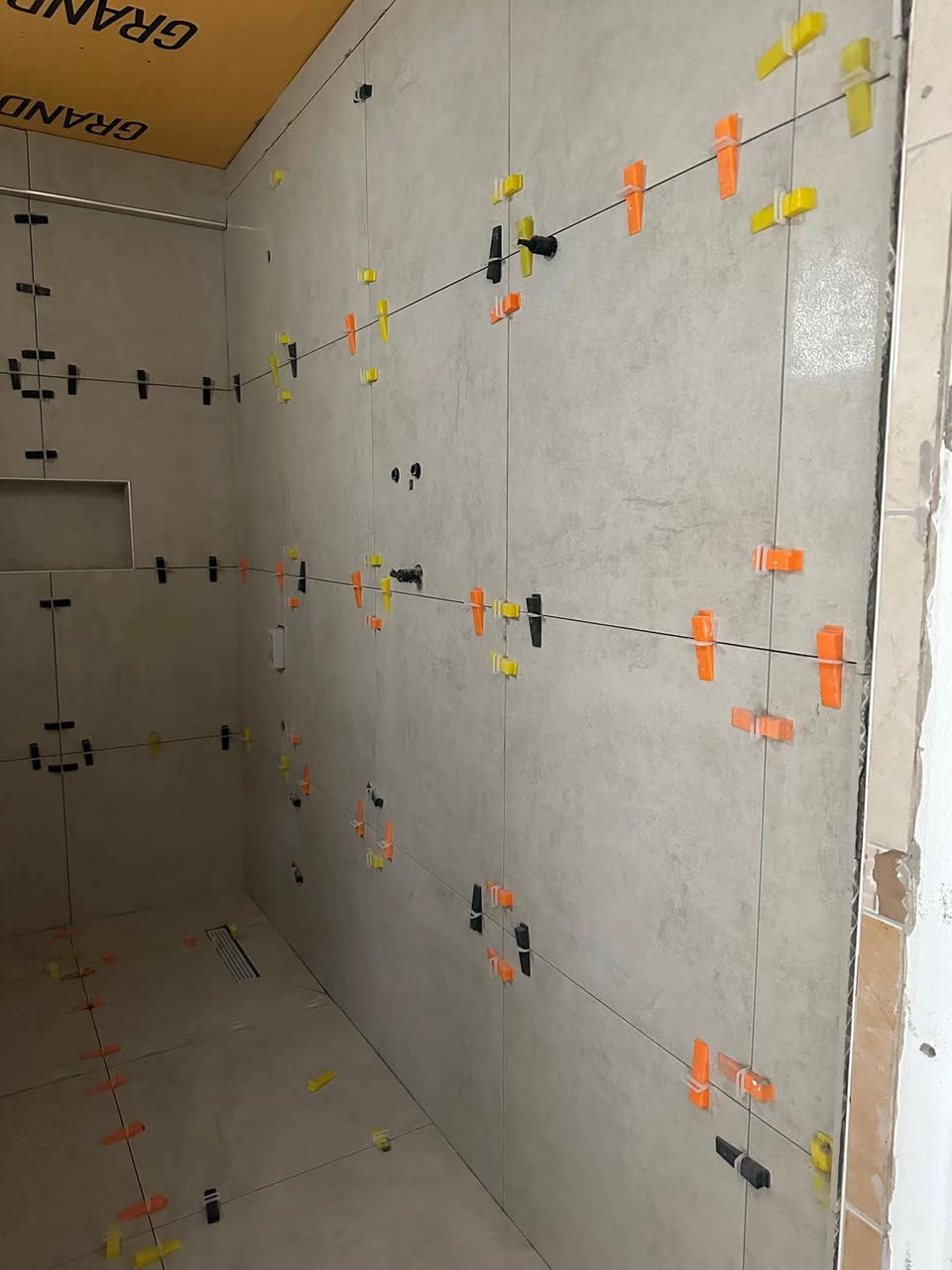 نقدّم خدمات تركيب السيراميك بدقة واهتمام بالتفاصيل لأن الشغل الصح يبين من أول نظرة ويعيش سنين
نشتغل على أساس الضمير، الالتزام والذوق قبل أي شي
🔹 تركيب سيراميك أرضيات
🔹 حمّامات ومطابخ
🔹 ميزان مضبوط وفواصل مرتّبة
🔹 قصّ نظيف وتشطيب أنيق
🔹 التزام بالوقت واحترام المكان

هدفنا مو نكمّل الشغل وبس
هدفنا نسلّمك عمل ترتاح له
نحرص إن يكون الشغل
✔️ مرتب
✔️ عملي
✔️ يدوم على المدى الطويل
ثقة الزبون عندنا أهم من أي شي
📞 للتواصل والاستفسار: ***********6
واتساب***********
سعر مناسب مقابل شغل متقن ورضاكم هو الأهم
