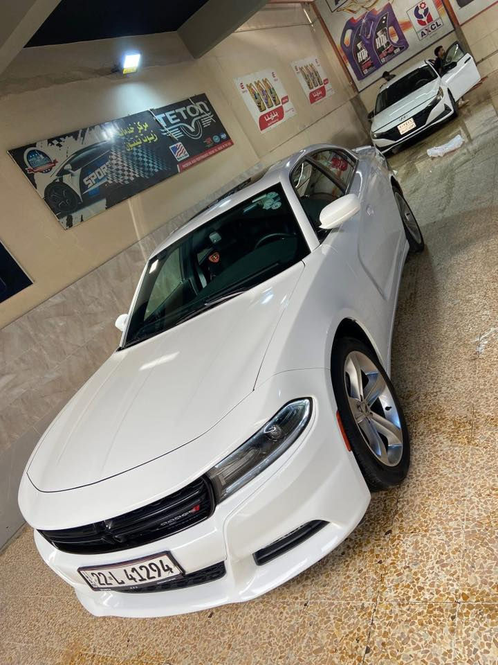 السلام عليكم دوج جارجر.موديل 17  كلين
فتحه سقف 
عداد. 260
شفتات بل ستيرن 
كراسي حضن 
حساسات خلفي
نقطه عمياء 
اوبعد بيه موصفات 
ماشي 72 حقيقي 
بسمي تحويل ثاني يوم
سيارة كلين 
للاستفسار على هذا الرقم 
***********
غير متواجد على الفيسبوك
