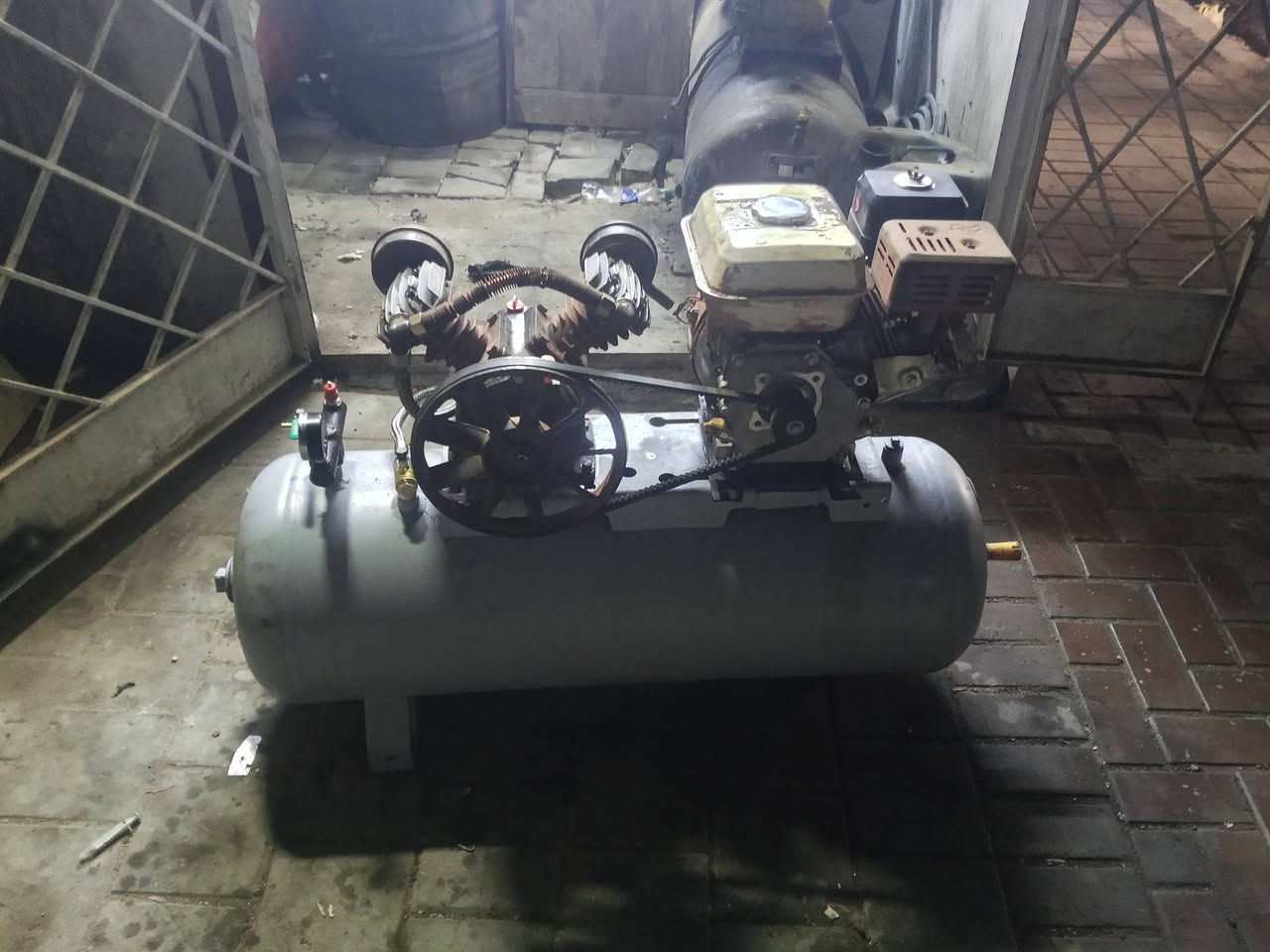 السلام عليكم
كمبريسر للبيع 
الحجم 100او 120ماعرف بالضبط 
قديم مو صيني 
السعر 250وبي مجال 
بغداد مدينه الصدر 
***********
