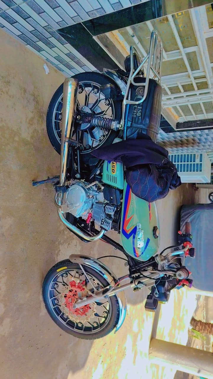 يا الله سلام عليكم دراجة سيفان البيع موديل ٢٤ مكفوله كفاله عامه دراجه جديده وما متعوبه دراجه حلوه كهربايات كله شقال بشرط انضف من الصور بصمات شقاله عن بعد كهربايات كله شقال دراجه خير من الله ما ماشيه هواي دراجه انظف من الصور السعر ٧٠٠ وبيه مجال شراي اتصل وبيك خير وتدلل ***********
