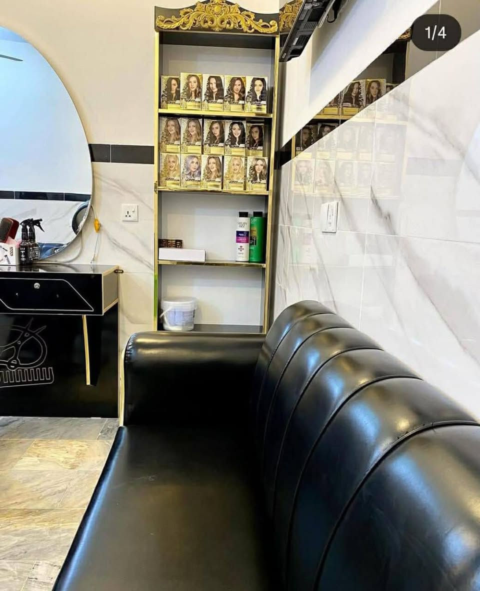 السلام عليكم عندي هذا الصالون  مكانه المنصورية كامل من كلشي  حتى كوزمتك أو ومحل ملابس وفساتين وغيرهن أكو وحده تلزمه وبل نص أو تطيني شهريه صافي لاستفساره أكثر رقم الهاتف ***********   واتساب بي
