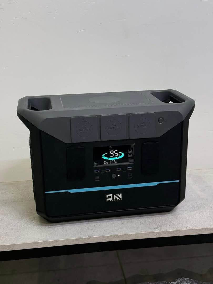 DaranEner NEO1500 Pro – محطة طاقة محمولة

المعلومات الأساسية

* الموديل: NEO1500 Pro
* الوزن الصافي: 18.7 كغم
* الأبعاد: 440 × 235 × 295 ملم
* السعة: 1382 واط-ساعة (Wh) / 25.6 فولت / 54 أمبير-ساعة (Ah)

المخارج

* مخرج AC: 230 فولت، 50 هرتز، 1800 واط
* AC Bypass: يتحمل لحد 2400 واط
* USB-A: شحن سريع حتى 24 واط
* USB-C ×2: حتى 100 واط
* ولاعة السيارة: 12 فولت، 10 أمبير، بحد أقصى 120 واط
* DC5521 ×4: 12 فولت، 10 أمبير، بحد أقصى 120 واط

المدخلات

* الشحن من الكهرباء: 200–240 فولت، 50 هرتز، 15 أمبير، بحد أقصى 2400 واط
* الطاقة الشمسية: 33–60 فولت DC، بحد أقصى 600 واط

البطارية

* النوع: LiFePO4 (فوسفات حديد الليثيوم)
* دورات الاستخدام: تقريباً 3500 دورة عند بقاء 80% من سعة البطارية
* درجة حرارة التفريغ: من -10 إلى 45° مئوية
* درجة حرارة الشحن: من 0 إلى 45° مئوية
* التخزين: يُنصح بشحنها مرة واحدة بالشهر 

السعر قابل لتفاوض  اي استفسار  متوفر وتساب 
*********** شط العرب, البصرة
