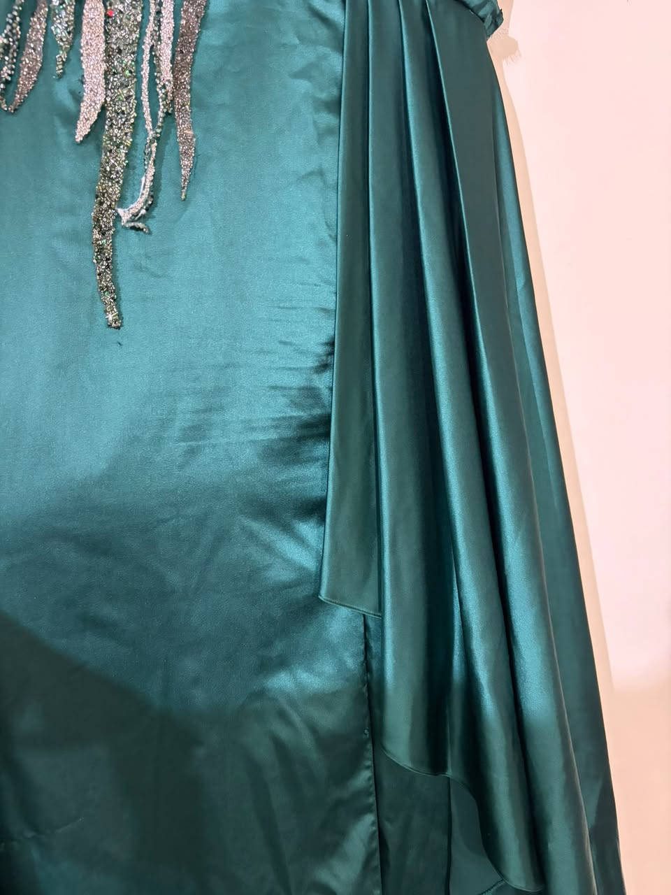 عندي هذني الفستانين
الوردي نفس هذا يلي بالصوره ما لبسته ابد اريده بعشره
والثاني لبسته ساعتين اريده ب٣٠

بي حتى حبل من ورا مسويتله يلبس لحد ٤٨ 
واذا سحاب بس ٤٤
والوردي يلبس٤٤
الاخضر نص ردن وكله شغل وطويل وبي فتحه لحد الركبه والذيل هم طويل كلش حلو باللبس ومرتب


**إذا كنت صاحب هذا الإعلان وتريد حذفه لأي سبب، رجاءا أرسل رسالة إلى الدعم الفني**