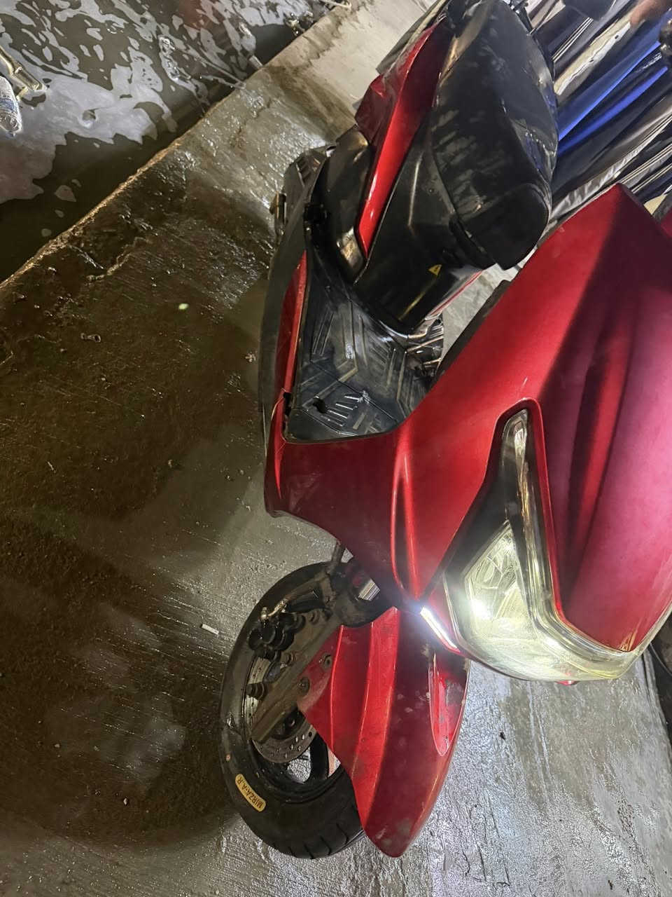 السلام عليكم دراجة شحن للبيع فول موصفات تشغيل عن بعد مفتحين لايت عالي ناصي اشاير يمنه ويسرا هورن مثبت سرعه ٣ سرع ٥ بطاريات كبار فول موصفات الرقم*********** السعر ٤٤٠ وبيه مجال
