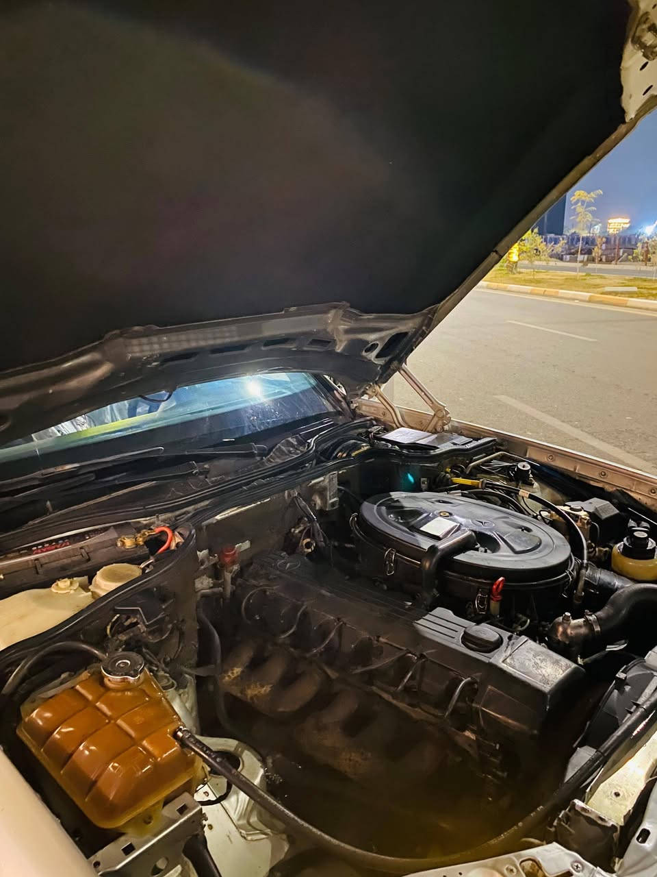 السلام عليكم مرسيدس موديل 90 رقم بغداد انجليزي تحويل مباشر سياره مصبوغه عام مكينه كير جداد صدر جديد منظومه تبريد كله جديد تبريد ثلج كمبروسر 12 العنوان حي الجهاد بغداد بيها نقوصات بسيطه رقم *********** سعر 85 وبيها مجال
