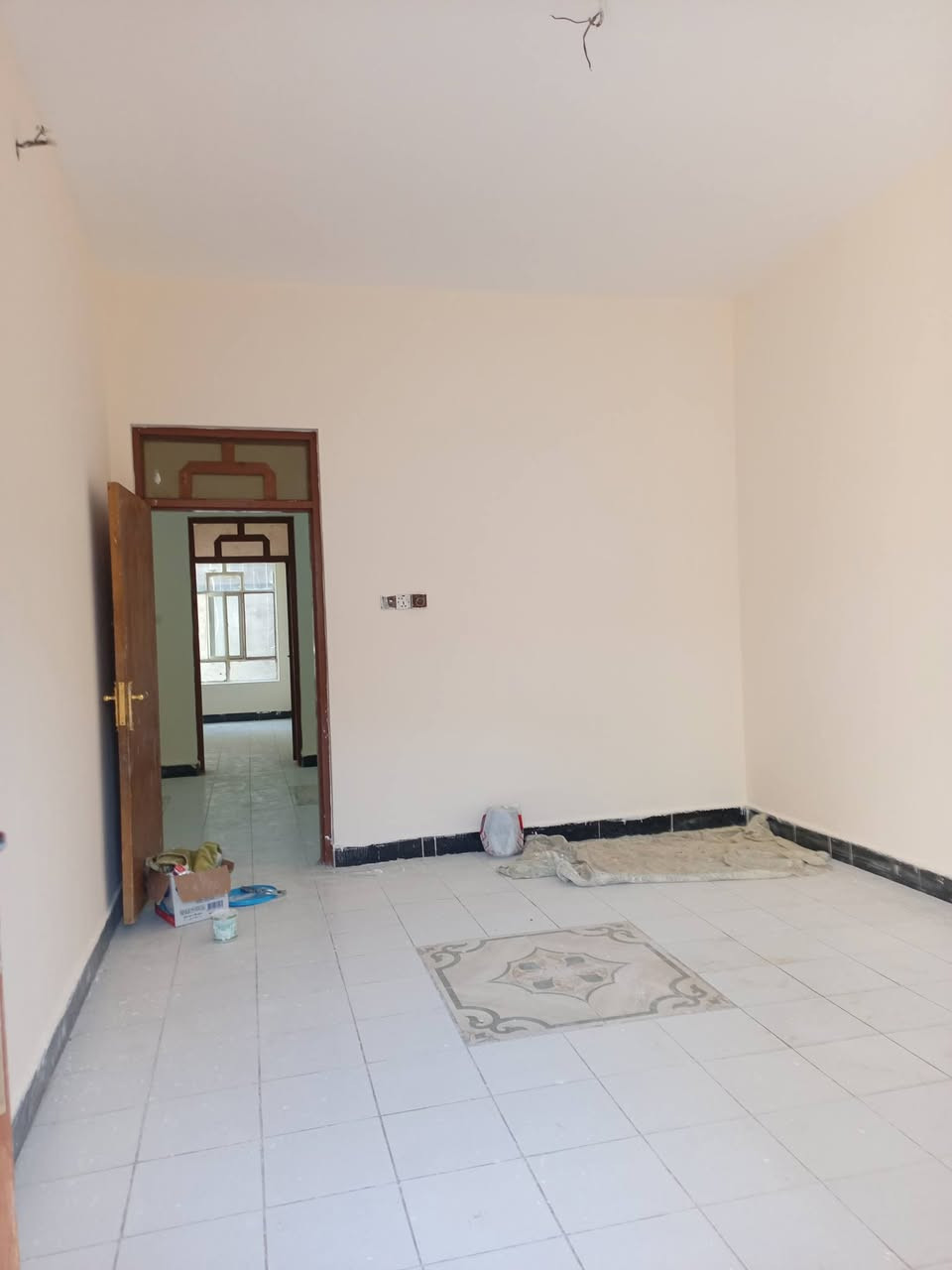 مشتمل للبيع قرب جامع شمري اول فرع عن شارع استقبال غرفه صاله مطبخ صحيات بناء بلوك مساحه ١٣٠ متر شارع ٨ متر تبليط مجاري بيت فارغ ***********.       سعر مطلوب ٧٥ بي مجال
