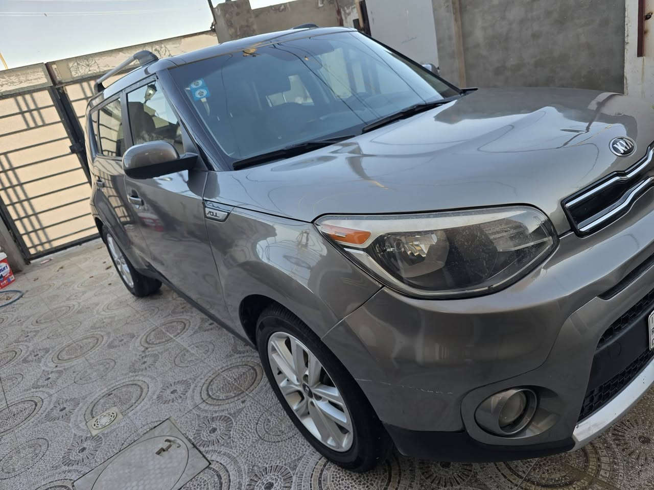 صول ٢٠١٨ واسط
ماشيه ٧٥ 
سيارة جاهزه وكل نقص مابيه 
تحكمات شاشه كبيره محرك ٢٠٠٠ جديد حساس خلفي 
مكاني واسط الكوت ***********
