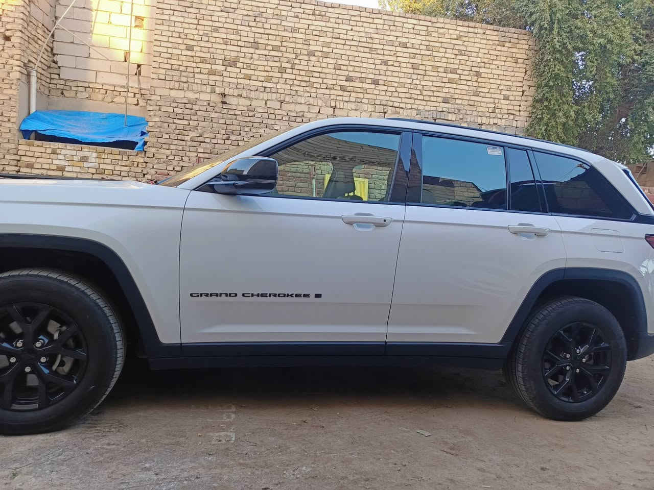 جيب/ لاريدو
مديل 24 
ماشية 39,000
السيارة مكفولة بيها بارد قليل باب الخلفي الايمن بدون معجون بدون صبغ 
مواصفات اللاريدو معروفه 
داخلة كتاب شهداء باسمي انطيك وكاله خاصه سنة و8 اشهر احولها باسمك
مكان السيارة ذي قار 
سعرها/40,000 $
للتواصل الاتصال على الرقم( ‏‪***********‬‏)
