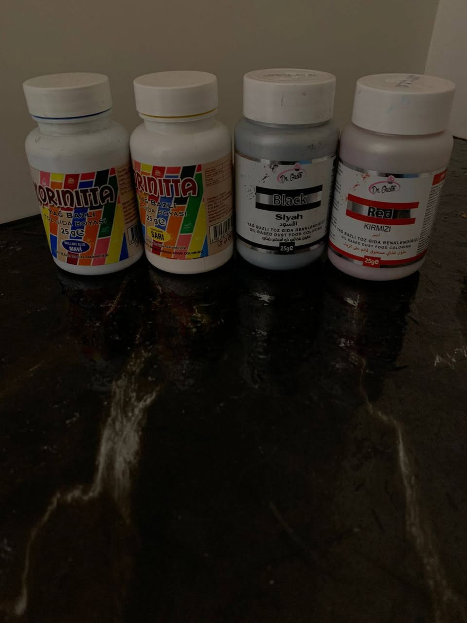 السلام عليكم بنات عندي هذه ادوات الصقل والاقماع والقوالب حجم 18 و 10 سنتم سل ستيل والستاند الدوار  مع الالوان الأساسية .... ممستعملات جديدات اريد ابيعهن للتواصل واتساب ***********
