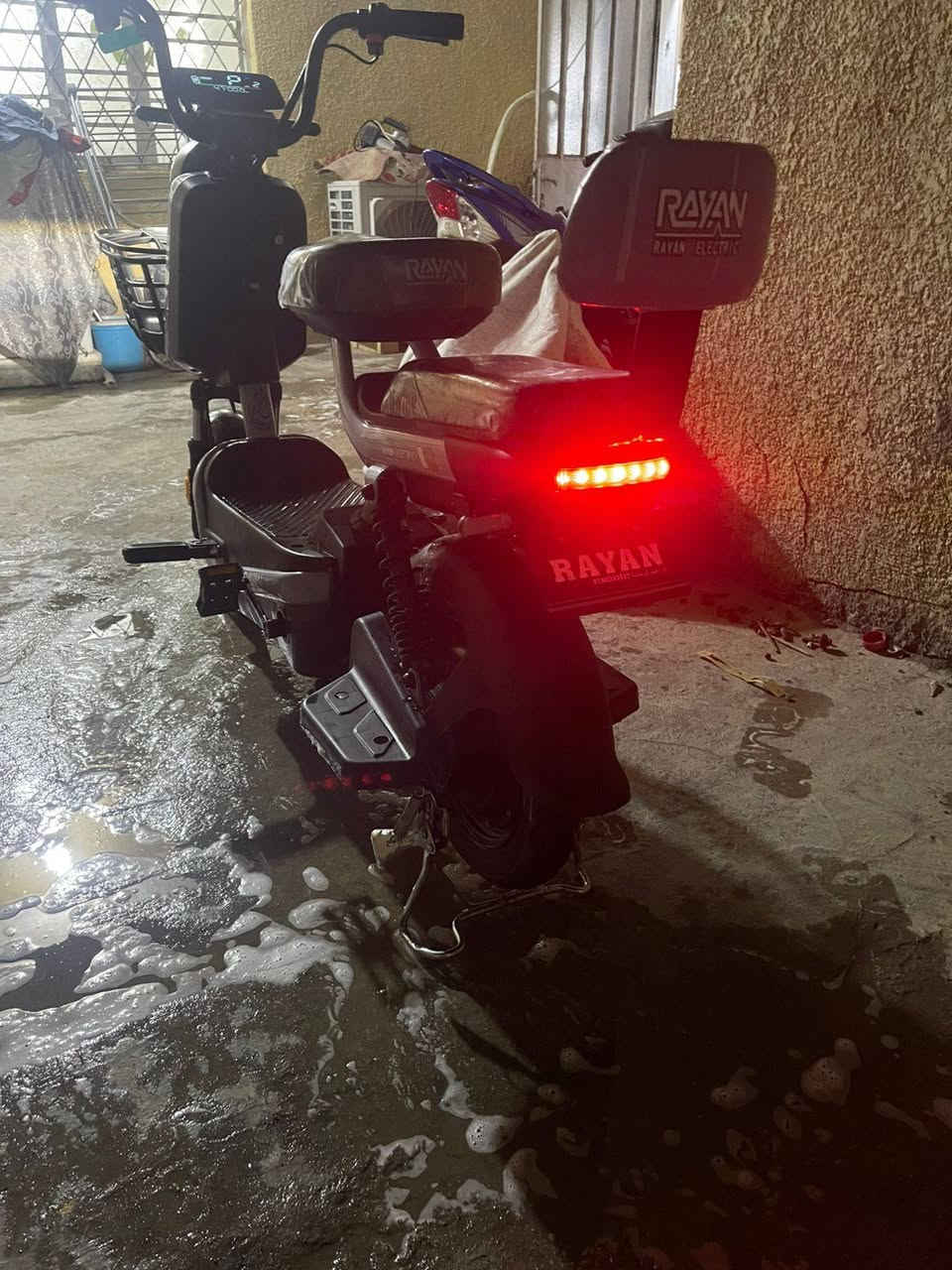 دراجه شحن الريان للبيع حجم 14  نضام بارك 2025سويجين وبصمه تشغيل عن بعد قفل تاير نضيفه كلش استخدام قليل كلش اربع بطاريات ما تصرف شحن الشحنه تمشي فوك 35 كيلو شاحنه الاصليه GT السعر 300 وبيه مجال حك الجيه المكان بغداد الدوره ابو دشير الرقم ***********
