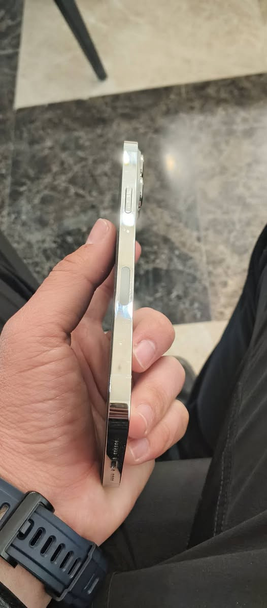 إيفون 13 برو ماكس لون أبيض،
جهاز كل شيء مابي نور مال هوه ما يعبر تك شريحا 
نموذج   M/LL أمريكي أصلي 
ذاكره 128
بطاريه 84 
جهاز نضيف 
سعر 600 وبي مجال شي، قليل 
*********** بي واتس،
