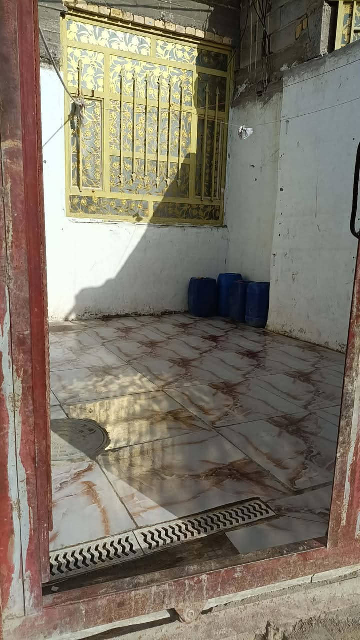 بيت زراعي للبيع في بستان الـ طعيمه بين السوق والعكيكه قريب على الشارع العام 
يحتوي على غرفتين وديوانيه ومطبخ وصحيات وصاله 
البناء بلوك للاستفسار الاتصال على صاحب الملك ***********
السعر 45 مليون
