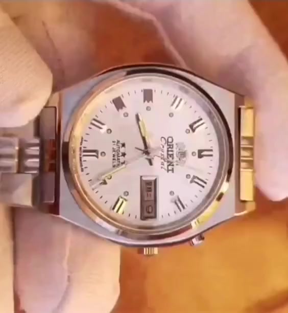 لو بتدور على ساعة أوتوماتيك يعني مش محتاجة بطارية، بتشتغل بحركة إيدك وتعيش معاك العمر كله.
 تمشى مع البدلة وكمان مع اللبس الكاجوال. مقاومة للماء.
 أورينت كريستال الأصليةماكينة يابانية.
"من أكتر الساعات اللي حققت نجاح وتاريخ في مصر .​أداء ممتاز في أصعب الظروف.
الساعة اللي والدك وجدك كانوا بيثقوا فيها
 (بسعر ٣٠٠٠ج)


**إذا كنت صاحب هذا الإعلان وتريد حذفه لأي سبب، رجاءا أرسل رسالة إلى الدعم الفني**