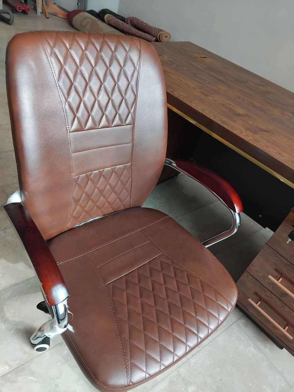 مًيَزٍ مًکْتٌبً مًعٌ کْرسِيَ دٍوٌآر جّدٍيَدٍ لَلَبًيَعٌ ***********
