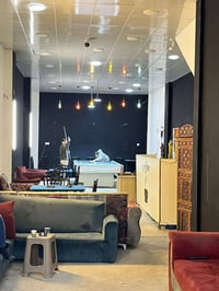 كوفي للبيع مقابيل افران بيتي مجاور للصيدلية يتكون من ميز بليارد و2 بلا...