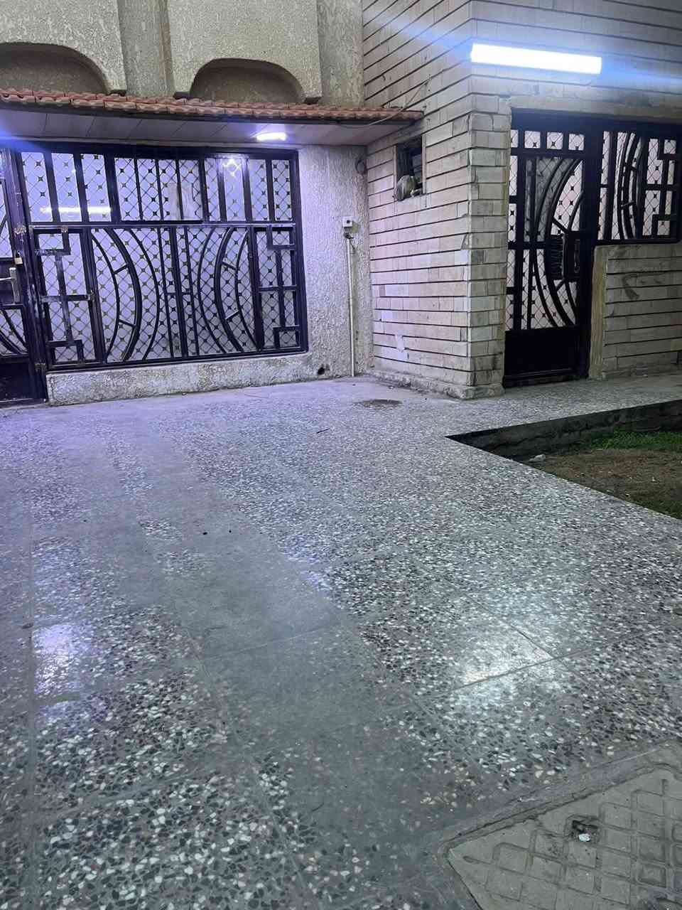 #للايجار______في_____السيديه
بيت  مساحه 150 متر
 يحتوي  على غرفتين نوم مطبخ صاله خدمات صحيه كراج حديقه 

#الايجار 900

للاستفسار ***********
