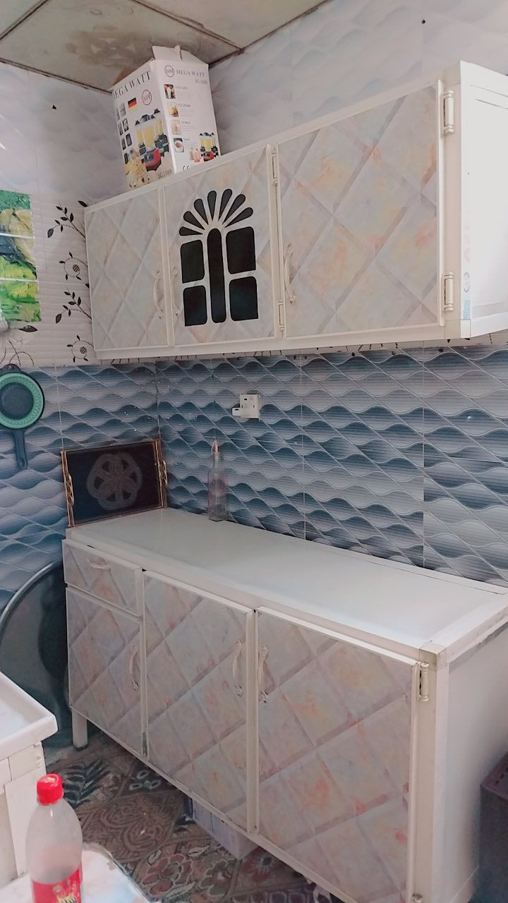 سلام عليكم ثلاجه ام تفاحه 18 قدم كلش نضيفه  وكاونتر 2 متر سنك مرمر  كلش نضيف وتخم كدامكم. بس يرادله تبديل قماش  ثلاجه 175 كاونتر 125 وتخم 75  بغداد مكاني ماكوتوصيل ***********
