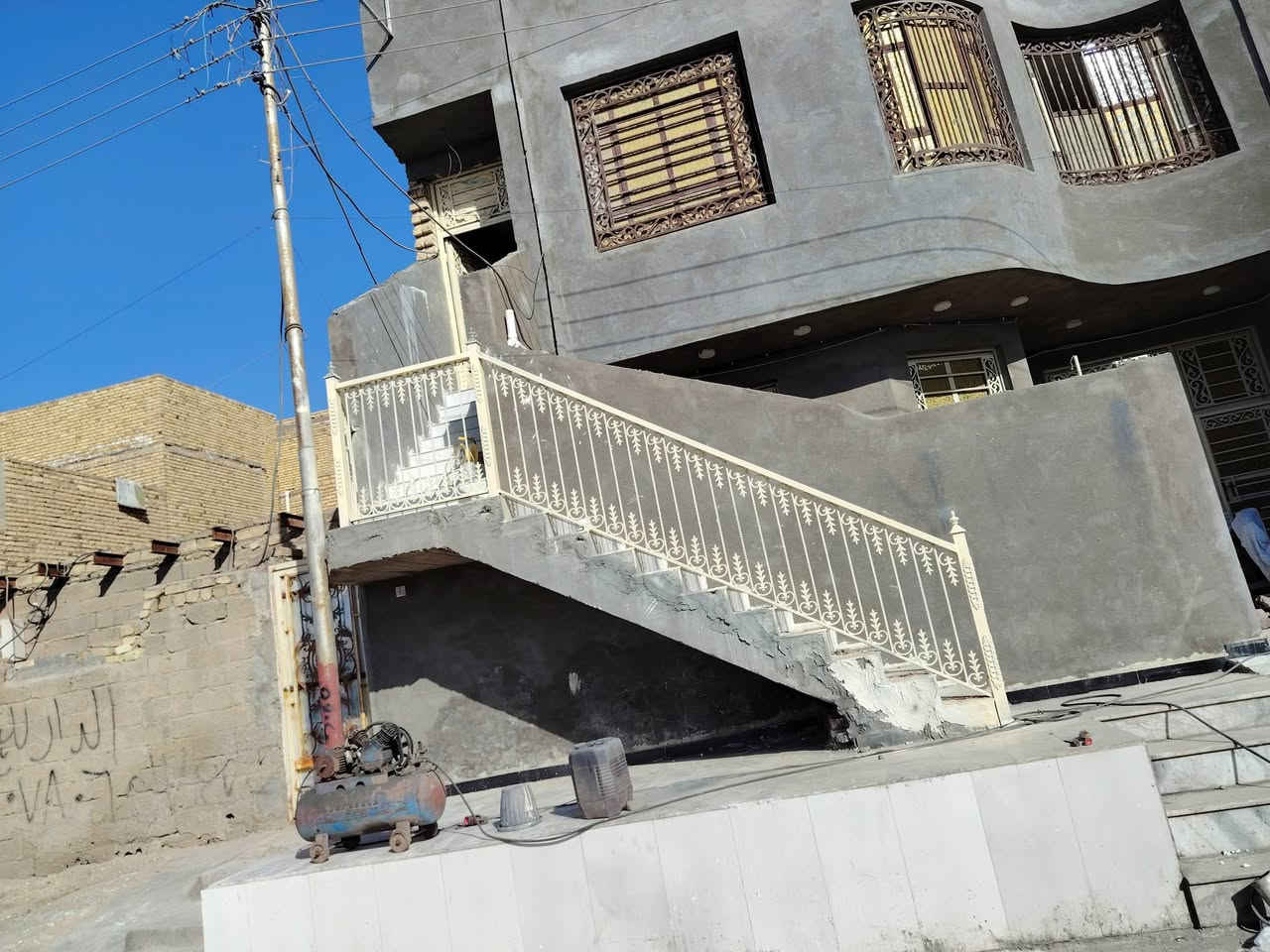 حداده الزيدي لكافه اعمال الحداده ابواب شبابيك محجرات سقائف كرفانات بادق لتفاصيل شغل درجه اوله عنوانه الناصريه شارع الموحيه السايدين خلف بلديه حي اور *********** واتساب
