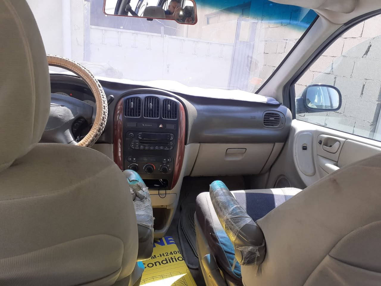 سلام عليكم
دوج كرفان للبيع 
موديل 2006
7 راكب 
مكينه 3300
6 سلندر 
تدفئة تبريد شغالات 
سيارة كاملة مكملة 
تفاصيل اكثر الرقم 
***********
