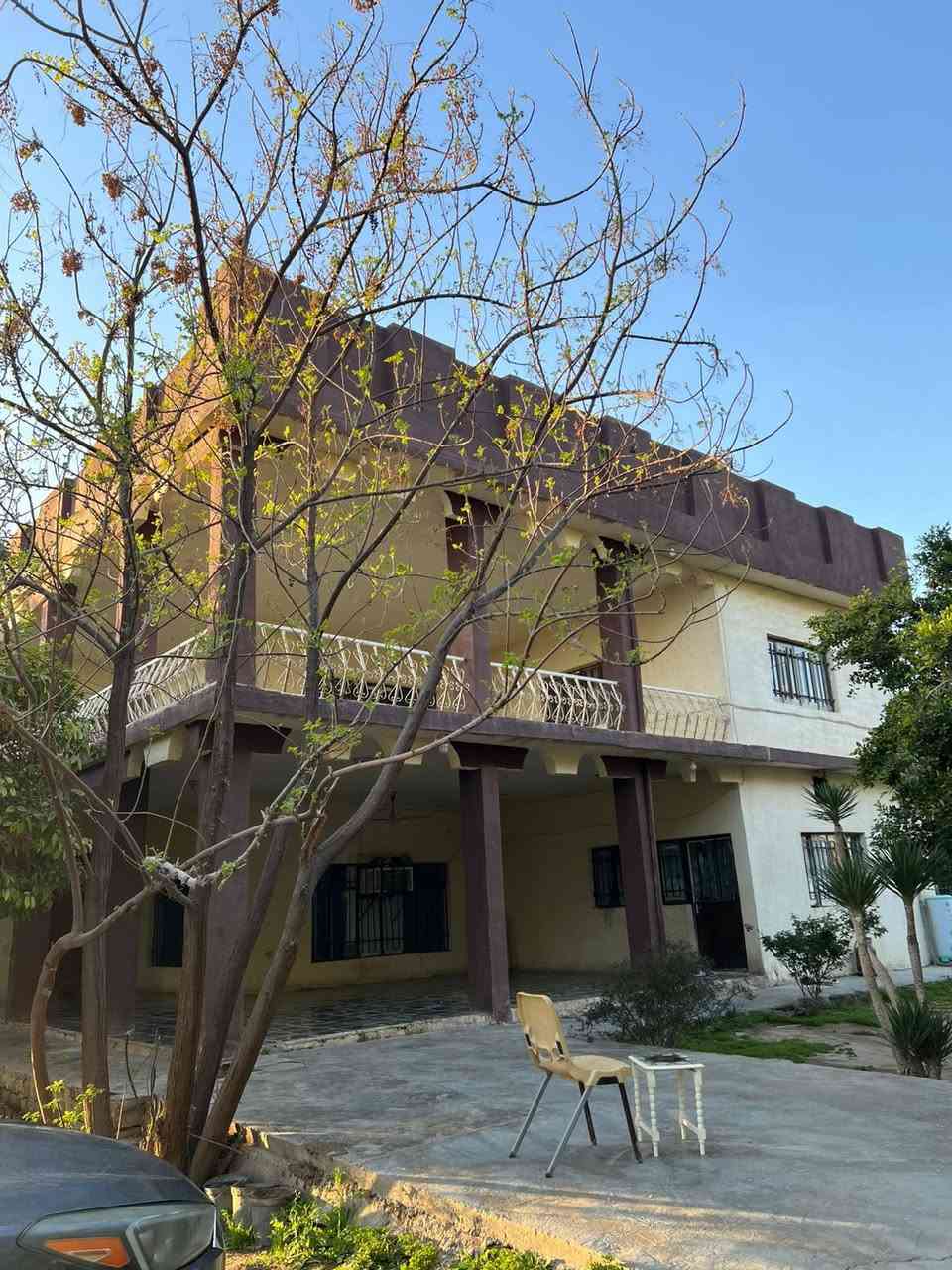 السلام عليكم دونمين طابو ملك صرف 
المدائن منطقه التويثه قرب شارع سيد علي 
يحتوي على بيت مساحه 350 متر 6 غرف نوم 
و هيكل نقص تشطيب مساحه 100 
يبعد 70 متر من السده خدمات كامله 
للاستفسار الاتصال ***********
