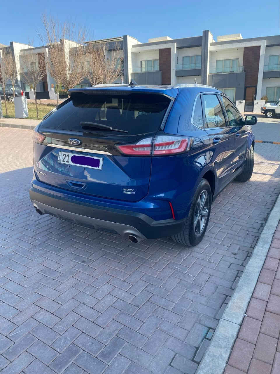 فورد إيدج SEL 2020:
المحرك: 2.0 لتر EcoBoost (4 أسطوانات) بشاحن توربيني.
القوة: 250 حصان وعزم دوران 275 رطل-قدم.
ناقل الحركة: أوتوماتيكي بـ 8 سرعات.
نظام الدفع: كلي (AWD).
كفاءة الوقود: تتراوح ما بين 11.8 إلى 13.9 كم/لتر حسب.
التصميم الخارجي:
عجلات ألمنيوم مقاس 18 بوصة.
مصابيح أمامية LED مع عدسات بروجكتر.
مرايا جانبية بلون الهيكل.
المقصورة الداخلية والراحة:
مقاعد أمامية مدفأة.
مقاعد جلد.
مقعد سائق قابل للتعديل كهربائياً بـ 10 وضعيات.
مقعد الراكب كهربائي. 
عجلة قيادة مدفأة.
نظام تكييف أوتوماتيكي ثنائي المناطق.
مقاعد خلفية قابلة للطي بنسبة 60/40.
التقنية والترفيه:
شاشة نظام معلومات وترفيه SYNC 3.
دعم Apple CarPlay و Android Auto.
دخول ذكي (بصمة).
الأمان والسلامة:
رادار أمامي ونظام تجنب التصادم.
نظام النقطة العمياء.
نظام المحافظة على المسار.
حساسات خلفية وكاميرا. 
لون مميز .
مقصورة واسعة مريحة جداً. 

تُعد هذه الفئة خياراً عائلياً متوازناً يجمع بين الأداء الاقتصادي والميزات التقنية الحديثة، اضافة للمتانة والسلامة والرفاهية.
ماشية فقط ٧٨٠٠٠ كلم
حادثهه حسب التقرير خلل في الشاشة ومبدل بيلادي،
وداخل العراق حادث باب الراكب الامامي ومبدل بيلاد، ایرباگ مامتضرر بدون دواخل. صبغ للباب والچاملغ…
رقم الشاصي ضمن الصور
السعر ١٧٩ ومعاملة بسيطة
السيارة استخدام شخصي
………….

فۆرد ئێدج SEL 2020 خاوەنی بزوێنەرێکی 2.0 لیتری تۆربۆچارج و چوار سلندر EcoBoost و هێزی 250 ئەسپ بەرهەم دەهێنێت و گێڕێکی ئۆتۆماتیکی 8 خێراییە. ئەم ئۆتۆمبێلە SUV یە قەبارە ناوەندییە بە ئۆڵ ویل درایڤ (AWD) و تایبەتمەندی ستانداردەوە دێت لەوانە چوونە ژوورەوە و دەستپێکردنی بێ کلیل، کورسییە گەرمکراوەکان کە دەتوانرێت بە هێز ڕێکبخرێت، سیستەمێکی زانیاری شاشە SYNC 3 لەگەڵ ئەپڵ کارپلەی/ئەندرۆید ئۆتۆ،
رەقەم شاصی دانراوە لە وێنەکان
حادسە ناوخۆیی دەرگای سەکن لێدراوە بیلاد دانراوەتەوە ،بێ ئێرباگ بێ ناوگرتن. 
بۆیاخ تەنها دەرگای سەکن و چامەلەغ
١٧٩ و کەمێ معامەلە السليمانية, العراق


**إذا كنت صاحب هذا الإعلان وتريد حذفه لأي سبب، رجاءا أرسل رسالة إلى الدعم الفني**