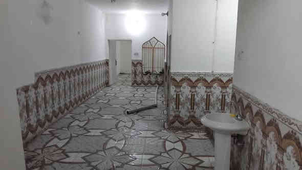 يالله على بركة الله مشتمل للبيع طابو ملك صرف حجه بالسند ١٠٠م واقع حال ١٣٥م السعر ٣٥ وبي مجال قليل عنوان قضاء بلد خلف كلية الإمام الصناعه يتكون من غرفه منام صاله استقبال مطبخ مجموعة صحيات ***********
