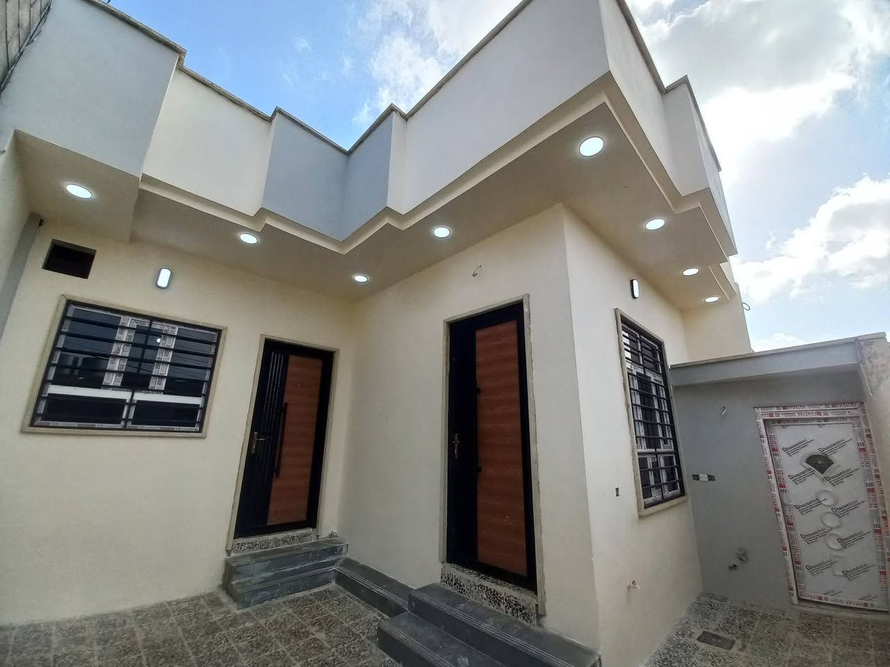 بيت للبيع العنوان القوسيات قرب المدرسه الصينيه 🏤المساحه ١٩٠متر خدمات كامله شارع تبليط ➡️سعر مناسب 🚪الاستفسار الاتصال على الرقم 📲***********
***********
