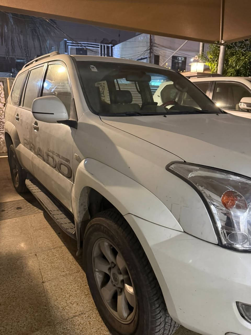 ⸻
🔥 للبيع: تويوتا برادو 2009 VX 🔥

الموديل: 2009
الفئة: VX
المكينة: V6 قوية 
الجير: أوتوماتيك سلس وسريع
الحالة: ممتازة ونظيفة جداً
عداد السيارة: قليل الاستخدام

المواصفات الإضافية:
 • مرايات طي كهربائية ✅
 • مكيف بارد ويدوي ممتاز ❄️
 • ديكورات داخلية أنيقة وجديدة
 • عجلات أصلية بحالة ممتازة
 • نظام صوتي ممتاز 🎵

الحالة الخارجية والداخلية:
 • بيه قطعه صبغ في الجاملغ الخلفي من جه صف السائق 
 • نظيفة جداً متصرف عليه ربع دينار 
 • اسياره بيه منضومة غاز LPG

السعر: 165$ وبيها مجال بسيط 
الموقع: بغداد. السيديه

📞 للتواصل:***********
