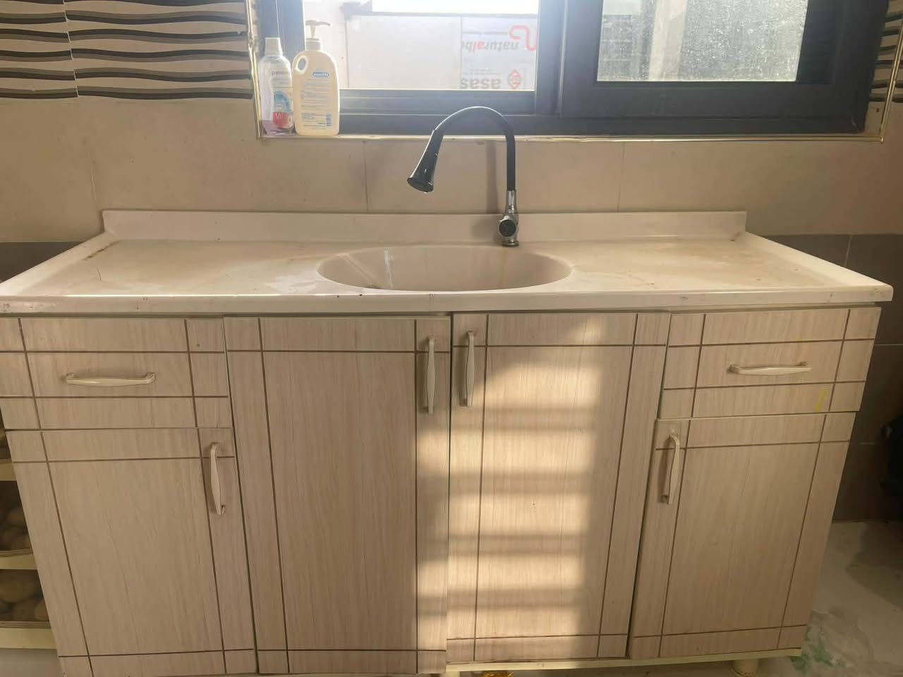 للبيع 
كاونتر ١٥٠ بي مجال ينرادله شويه شغل
سنك نظيف ومرتب سعره ١٠٠ 
***********رقم الهاتف لشراي وعنوان فلوجه حي العسكري
