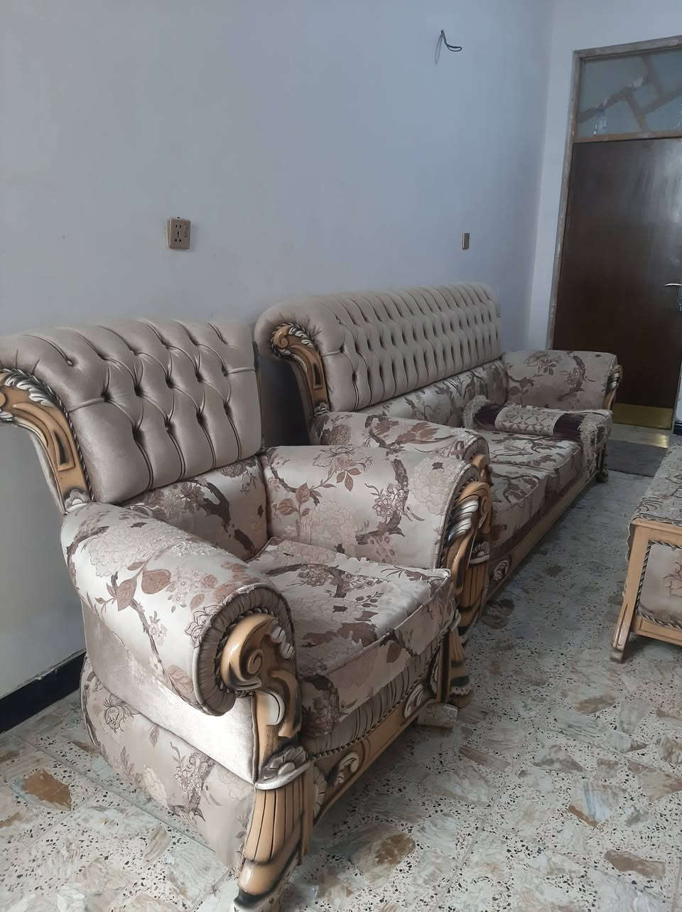 تخم للبيع عشر مقاعد مع ثلاثه طبلات اثنان وسطية
السعر ٣٠٠ الف وبيها مجال
واتساب ***********
