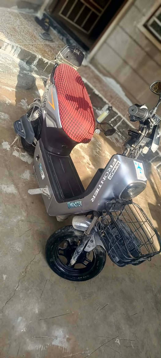 ماطور شحن خمس باتريات كلو شغال مابي اي شي يمشيك من25الى30كيلو السعر 275 رقم الهاتف ***********
