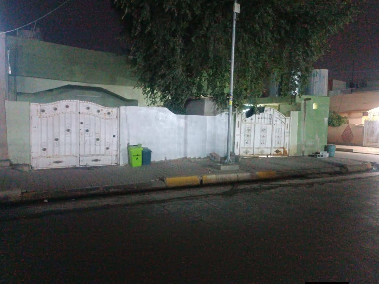 دار للبيع طابو صرف ركن
مساحة 250مترواجهه (13)م
_____________________
العنوان حي الاسرى مفقودين 
خلف دائرة الكهرباء 
____________________ 
للستفسار اتصل على أرقام 
***********
_________________________
اوزيارة المكتب كركوك حي الاسرى مفقودين مقابل مطعم روما 
بادارة أبو مصطفى للعقار
