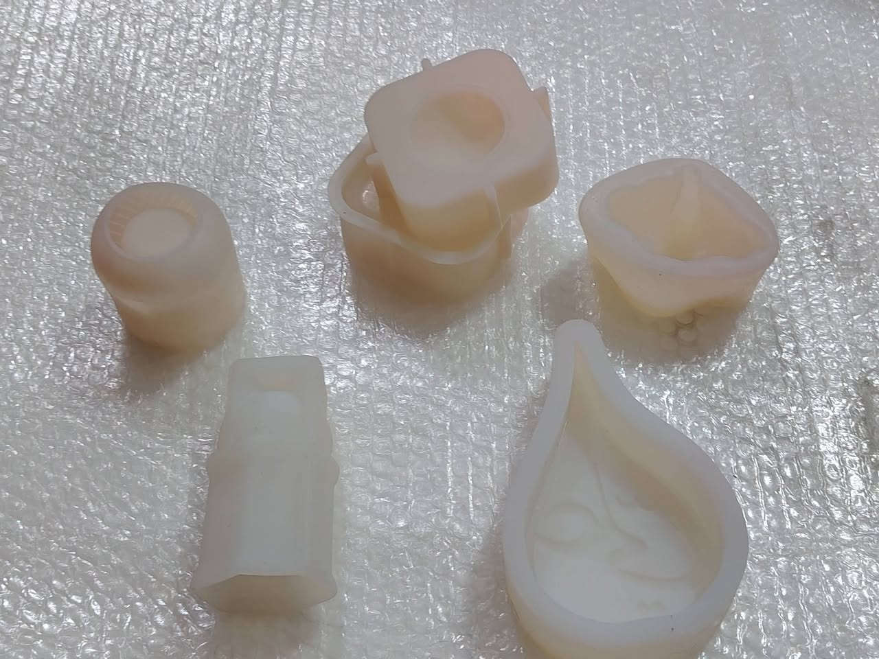 للبيع  مفرد او كلهم سوه
الصغار ع الف والكبار كلمن وسعره
+ 
متوفر عطور مركزة  + فتيل + مثبت فتيل + اللوان شمع 
+ اعواد شمع + الوان حجر 

متوفر توصيل جميع المحافظات


**إذا كنت صاحب هذا الإعلان وتريد حذفه لأي سبب، رجاءا أرسل رسالة إلى الدعم الفني**