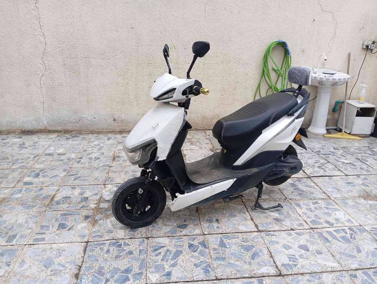 السلام عليكم للبيع دراجه شحن موديل 2024 
6 بطاريات كبار سرعه 60 مواصفاتها تشغيل جهاز انذار 
قفل وفتح دراجه كامله مابيها اي نقص سعر 350 وبيها مجال حك الجيه مكاني بغداد الدورة ***********
