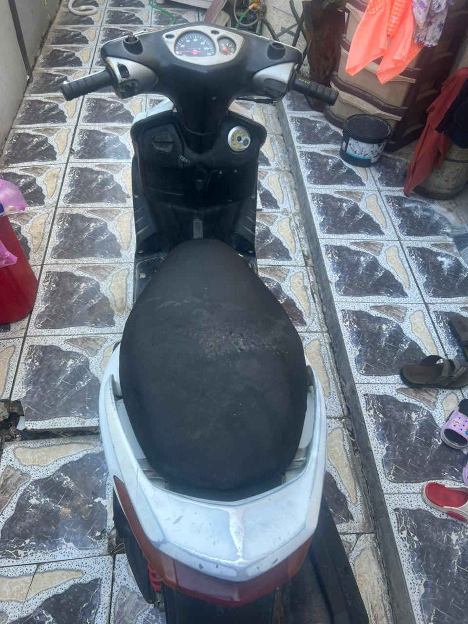 السلام عليكم دراجه سكنس ياباني سرعه ١١٠للبيع الدراجه نضيفه حيل مكينه خرسه ابلادممفتوحه كهربائياته شغاله نكره سلف وهندر بكل وكت السعر ٤٥٠ الرقم *********** المكان حي الجهاد
