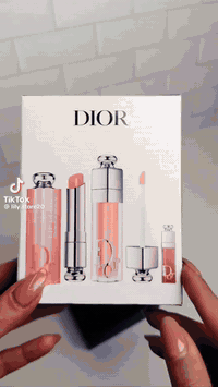 توفر الترند مجموعة هدايا🎁
 البكج الديور الثلاثي الشهير عالميأ 
ماستر كوالتي ✔️
 • يجمع بين الترطيب واللمعان واللون الطبيعي.
 • مثالي كهديّة فاخرة أو للسفر.
 • يُعتبر من أكثر مجموعات ديور مبيعًا في فئة العناية بالشفاه.
 • تصميم أنيق بلون وردي لؤلؤي مع لمسات فضي

الطقم يحتوي 
ع بلسم شفه مرطب وملون💄
ملمع شفه غلوس يعطي امتلاء طبيعي
لون شفاه سائل أو روج 👄
السعر (25) الف والتوصيل مجاني لكافة محافضات العراق 🚕 
للحجز واتساب ***********✅
