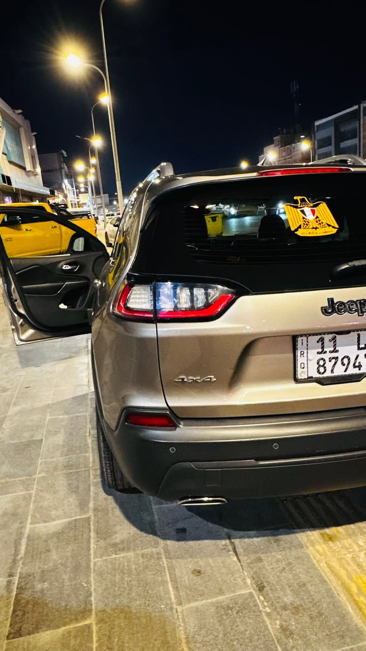 🚘 جيب بزون 2019 فور ويل  لايتود
✅ محرك 2000 تيربو
✅ الممشى: 107 ألف كم
✅ حدادية خير من الله
✅ تبريد ثلج
✅ رقم بغداد جديد (مشروع وطني) بااسمي 
✅ تايرات جديدة
✅ إدامة كاملة 
✅ السيارة نظيفة جداً واستعمال شخصي

🔹 حادث خفيف  وتم إصلاحه بشكل ممتاز، ضرره بالعراق فقط بجانب السائق يم يده الباب دحجه صغيره  عند الحافة.
🔹 دواخل السيارة وبديها نظيفة جداً ومال جناي.
🔹 السيارة جاهزة ولا تحتاج أي مصروف.

💰 السعر: 135 ورقة للاستفسار ***********
