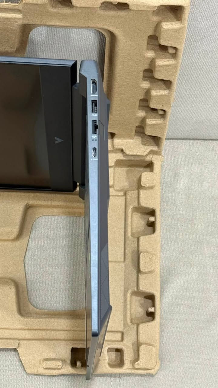 * الموديل: HP Victus 15
* المعالج: AMD Ryzen 7 7840HS
    * 8 أنوية / 16 خيط معالجة
    * تردد أساسي 3.8GHz
    * يصل إلى 5.1GHz مع Boost
    * معالج رسومي مدمج Radeon 780M  
* كرت الشاشة: NVIDIA GeForce RTX 4050
    * ذاكرة 6GB GDDR6
* الشاشة:
    * 15.6 بوصه
    * Full HD (1920×1080)
    * IPS
    * 144Hz
* الرام: 16GB DDR5 5600MHz 32GB 
* التخزين:512 m.2
* الوزن: حوالي 2.3 كغم

الابتوب نضيفه كلش مشحونه ب ٩٠ مره مكفوله من الشخوط والاعطال 

سعر890 الف🔥

مكاني الموصل 
تواصل خاص او ***********
