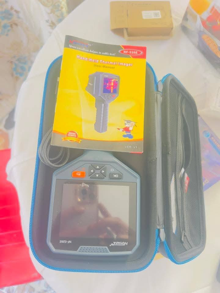 الكاميرا الحرارية المعروضة في الصورة هي طراز NOYAFA NF-526E.  يُستخدم هذا الجهاز المحمول باليد لتصوير الاختلافات الحرارية في تطبيقات مثل تشخيص الشبكات، وفحص المنازل، وصيانة أنظمة التدفئة والتهوية وتكييف الهواء (HVAC)، والسيارات.
الميزات والمواصفات الرئيسية
الدقة: تتميز الكاميرا بدقة تصوير حراري عالية تبلغ 256x192 بكسل.
نطاق القياس: يمكنها قياس درجات حرارة تتراوح من -20 درجة مئوية إلى 400 درجة مئوية (-4 فهرنهايت إلى 752 فهرنهايت).
دقة القياس: تبلغ دقتها حوالي ±2 درجة مئوية أو ±2% من القراءة.
الشاشة: تحتوي على شاشة LCD كبيرة بحجم 3.5 بوصة لعرض الصور بوضوح.
تخزين البيانات: تتضمن ذاكرة داخلية مدمجة بسعة 8 جيجابايت يمكنها تخزين آلاف الصور ومقاطع الفيديو بصيغ JPG و MP4.
أوضاع العرض: توفر 8 لوحات ألوان مختلفة (مثل الأحمر الحديدي، الأبيض الساخن، الأسود الساخن) و 5 أوضاع للصور (مثل الدمج، صورة داخل صورة) لتناسب سيناريوهات الفحص المختلفة.
الاتصال: مزودة بمنفذ USB Type-C للشحن ونقل البيانات إلى جهاز كمبيوتر. 

للتواصل واتساب : ***********￼
