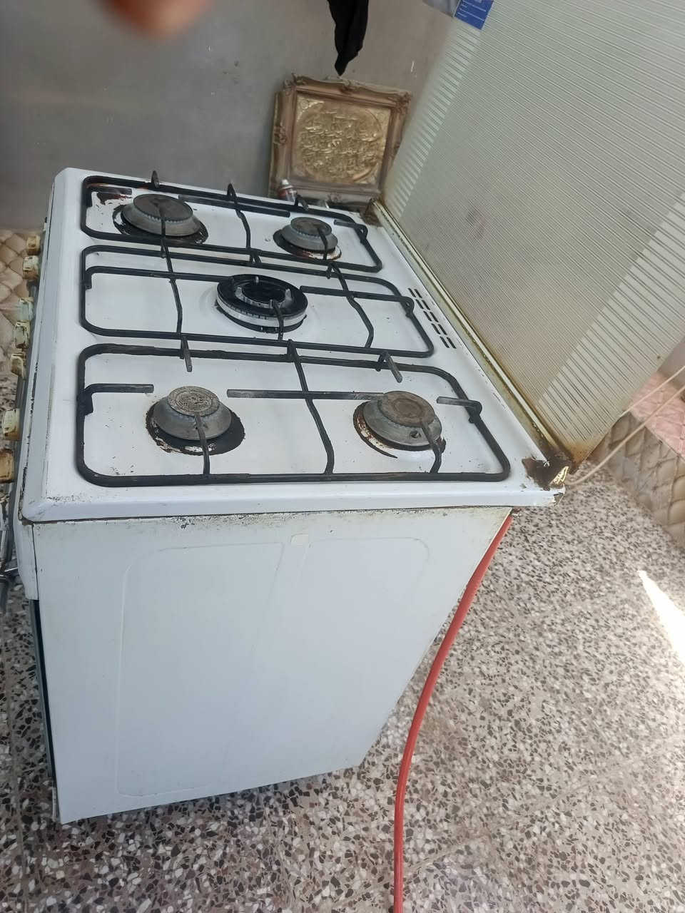 سلام عليكم طباخ للبيع نضيف
شغال كامل اعيونه الفوك الفرن فوك وجوه كله شغال 
العنوان حله سنجار 
الرقم ***********
