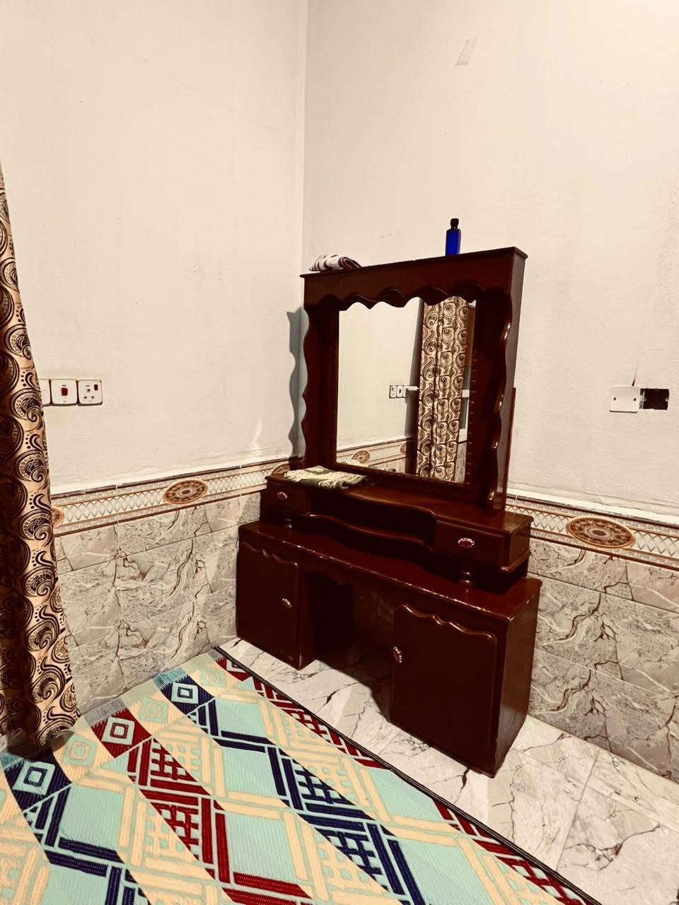 سلام عليكم غرفه للبيع خشب عراقي حطاطه سعر650 وبيه مجال   مكان  القائم  حي غزه  ***********
