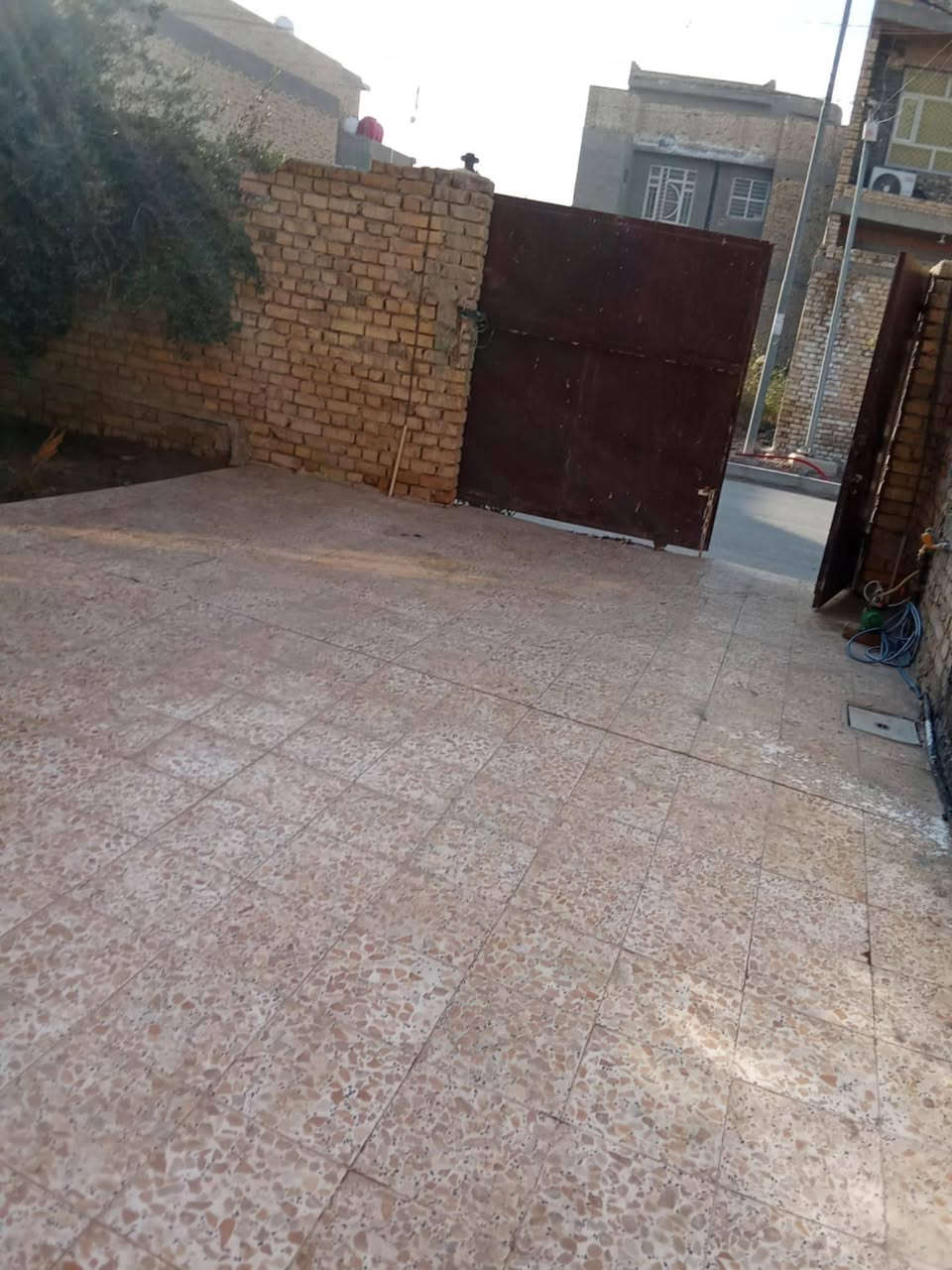 الكوت :
بيت مساحته 250م في حي الجامعه نهاية شارع محطة الغاز طابق واحد متكون من غرفتين وهول واستقبال ومطبخ وصحيات داخليه وخارجيه وكراج وحديقه وبيتونه وستاره بناء حديث بصف الركن عرض الشارع 10م خدمات كامله فول بقية التفاصيل يم صاحبه السعر 160 مليون وبيه مجال .
.


**إذا كنت صاحب هذا الإعلان وتريد حذفه لأي سبب، رجاءا أرسل رسالة إلى الدعم الفني**