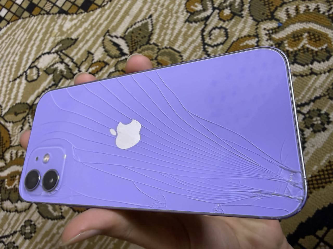 سلام عليكم آيفون 12 العادي مكفول من الفتح 
جهاز فقط الضهر مكسور بطارية 89 بلاد ذاكره
64 مايصرف شحن للبيع ومراوس مكاني ناصريه مركز سعره 260 وبي مجال ***********
فقط تصال
