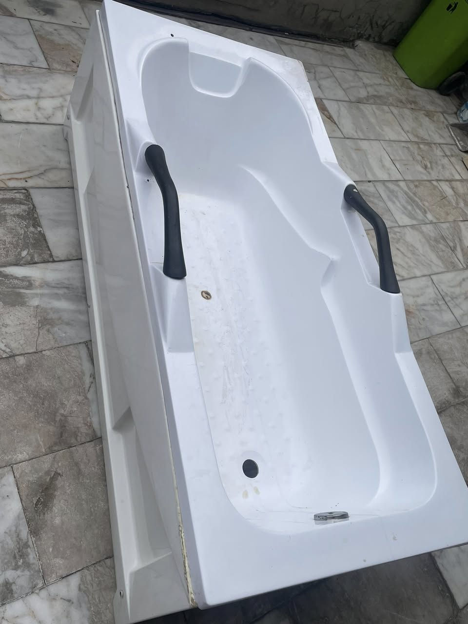 السلام عليكم بانيو للبيع السعر 50 الف المكان البياع ***********
