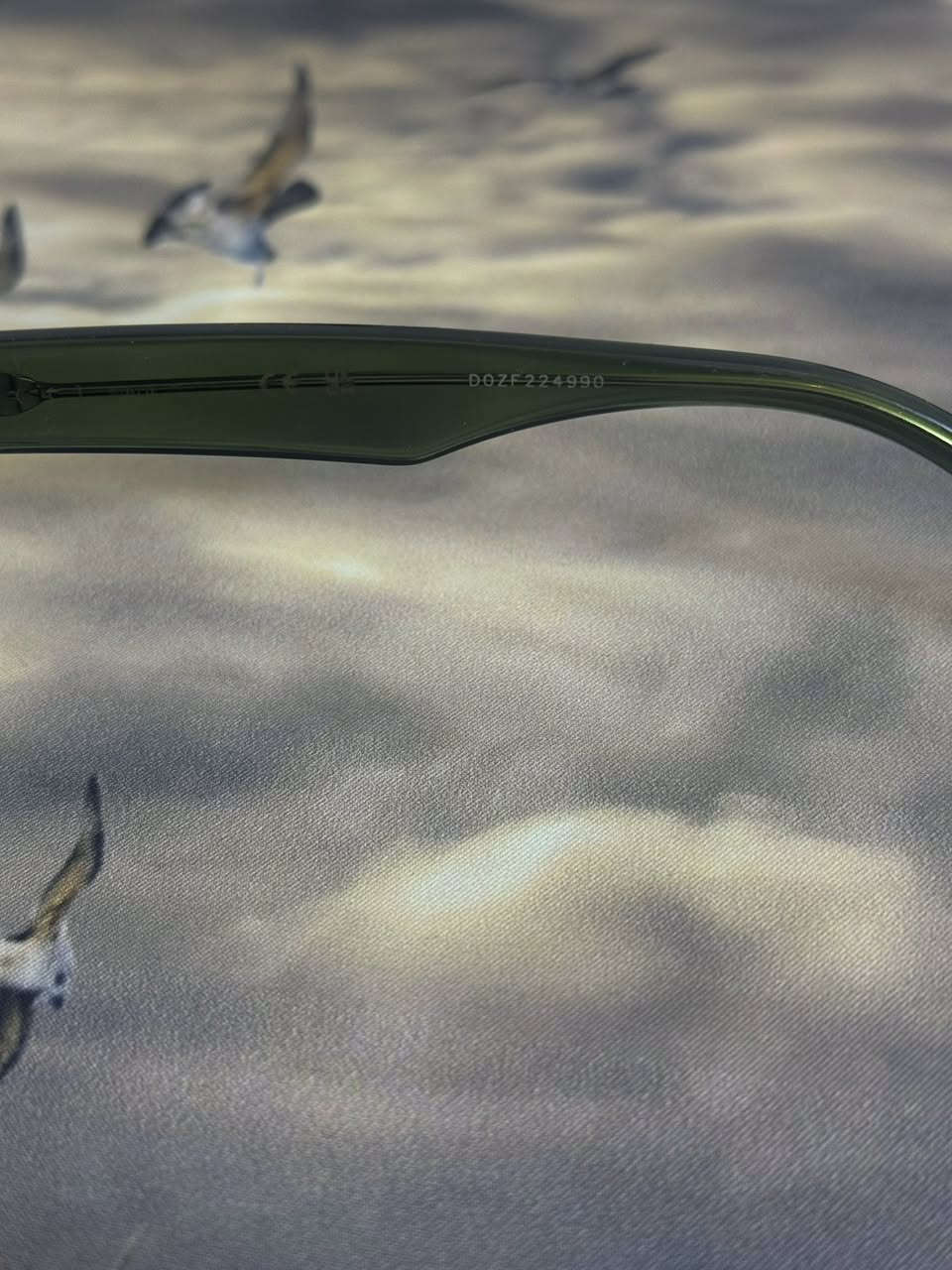 قطعه من gucci
القطع تفاصيل وجمال بشكل هادئ

اورجنال

زيرو 

لون فريم اخضر 

شعار gucci اطراف الذراع بلون كولد

 الحجم 53/16

يلبس وسط و فوق وسط 

العدسات فوتو بشمس رضاصي 

بدون شمس شفاف بدون درجه 

للحجز والاستفسار خاص


**إذا كنت صاحب هذا الإعلان وتريد حذفه لأي سبب، رجاءا أرسل رسالة إلى الدعم الفني**