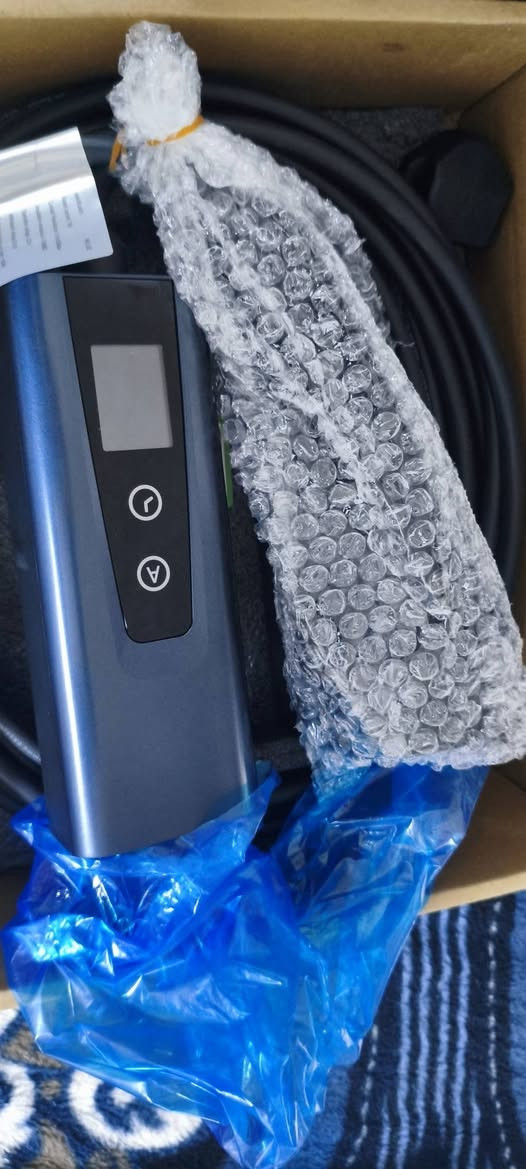 ط
شاحن سيارة كهربائية محمول (جديد لوك 📦)
​للبيع شاحن EV محمول ذكي، مستورد (أمازون)، بحالة الوكالة (جديد بكارتونه وغير مستخدم).
​✅ المواصفات الفنية:
​الحالة: جديد تماماً "لوك" مع الكارتون والحقيبة الأصلية وكتيب التعليمات.
​القدرة: يصل إلى 16 أمبير (شحن سريع ومنزلي آمن).
​المنفذ (الفيشة): نوع Type 2 العالمي (مناسب لسيارات ID4, ID6, Mercedes, BMW, Tesla والسيارات الهجينة).
​التحكم الذكي: يحتوي على شاشة LCD لعرض (الفولتية، التيار، درجة الحرارة، وكمية الطاقة المشحونة).
​المميزات:
​أزرار للتحكم بالأمبير وتعديله حسب قوة كهرباء البيت.
​خاصية Timer (مؤقت) لضبط وقت بدء الشحن تلقائياً.
​حماية متكاملة من الارتفاع المفاجئ في التيار والحرارة.
​التوصيل: قابس ثلاثي (UK Plug) يركب مباشرة على النقاط المنزلية في العراق.
​📦 الملحقات: الكارتون الأصلي، حقيبة حمل متينة ضد الماء، دليل المستخدم.
​💰 السعر: ١٢٥


**إذا كنت صاحب هذا الإعلان وتريد حذفه لأي سبب، رجاءا أرسل رسالة إلى الدعم الفني**